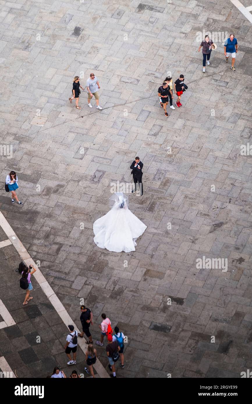 L'amore fiorisce nell'incantevole servizio fotografico all'aperto pre-matrimonio di Venezia. Foto Stock