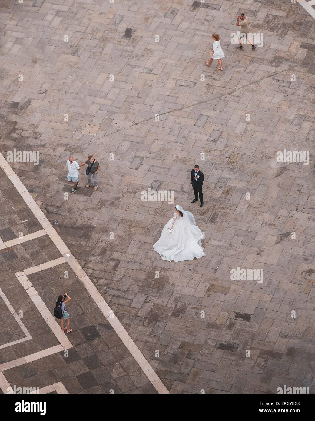 L'amore fiorisce nell'incantevole servizio fotografico all'aperto pre-matrimonio di Venezia. Foto Stock