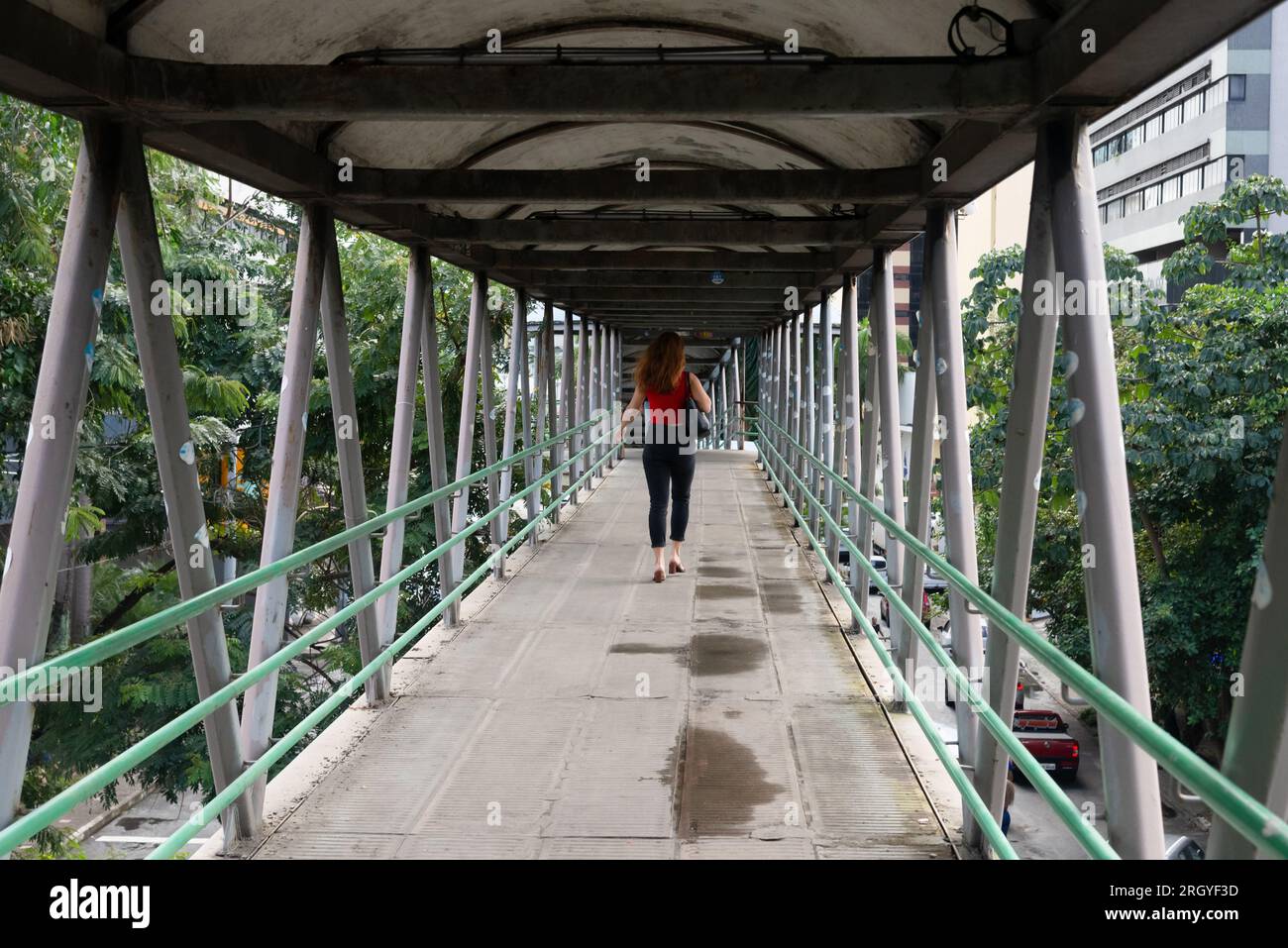 Salvador, Bahia, Brasile - 11 agosto 2023: Persone che attraversano uno dei ponti pedonali sull'Avenida Tancredo Neves nella città di Salvador, Bahia. Foto Stock