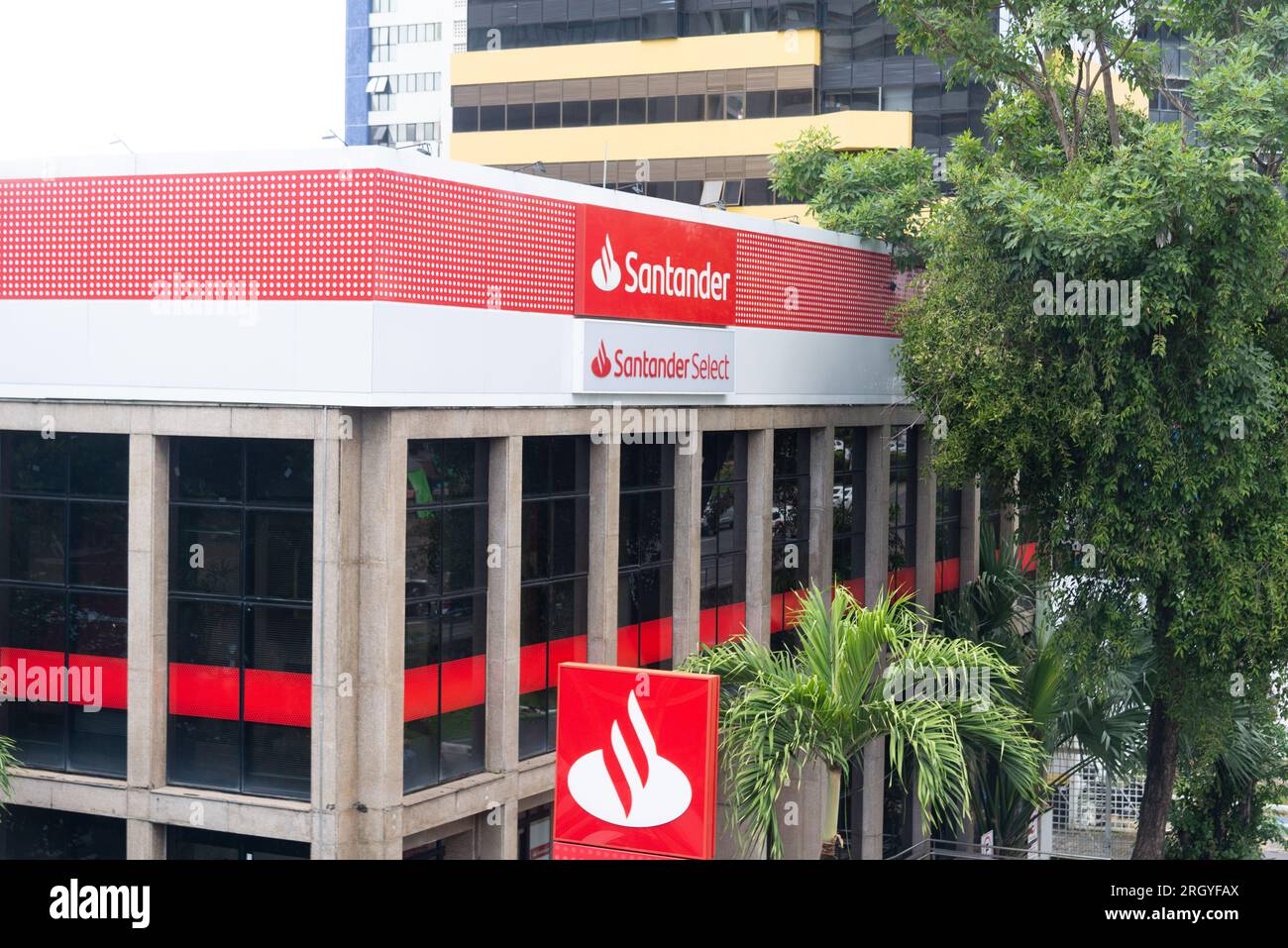 Salvador, Bahia, Brasile - 11 agosto 2023: Banco do Santander. Facciata dell'agenzia situata in Avenida Tancredo Neves nella città di Salvador, Bahia. Foto Stock