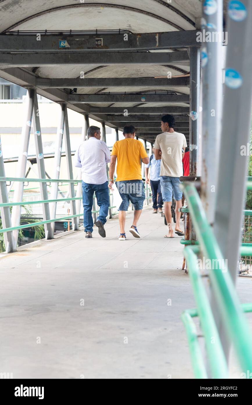 Salvador, Bahia, Brasile - 11 agosto 2023: Si vedono persone che attraversano uno dei ponti pedonali sull'Avenida Tancredo Neves a Salvador, Bahia. Foto Stock