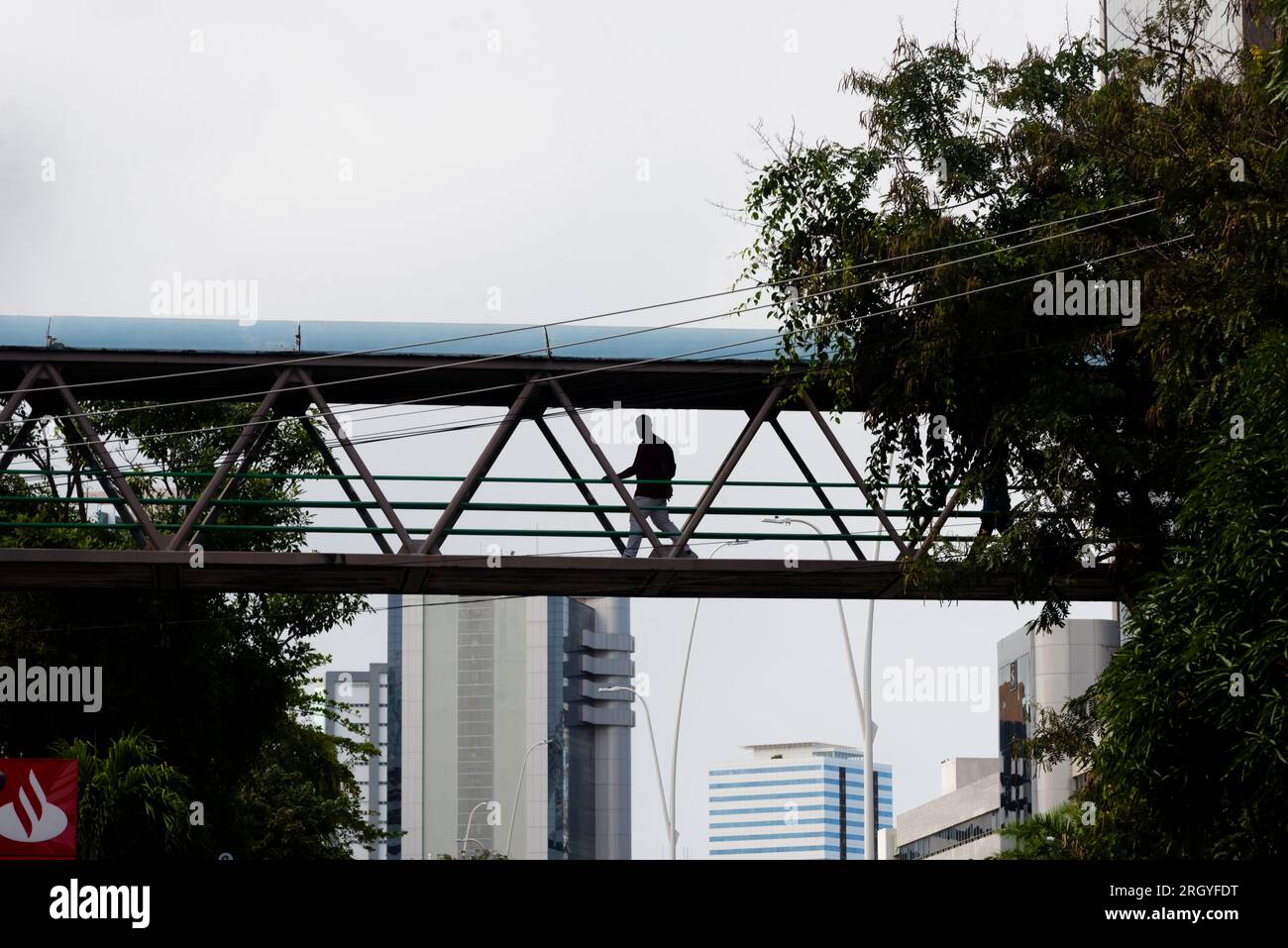 Salvador, Bahia, Brasile - 11 agosto 2023: Si vedono persone che attraversano uno dei ponti pedonali sull'Avenida Tancredo Neves a Salvador, Bahia. Foto Stock