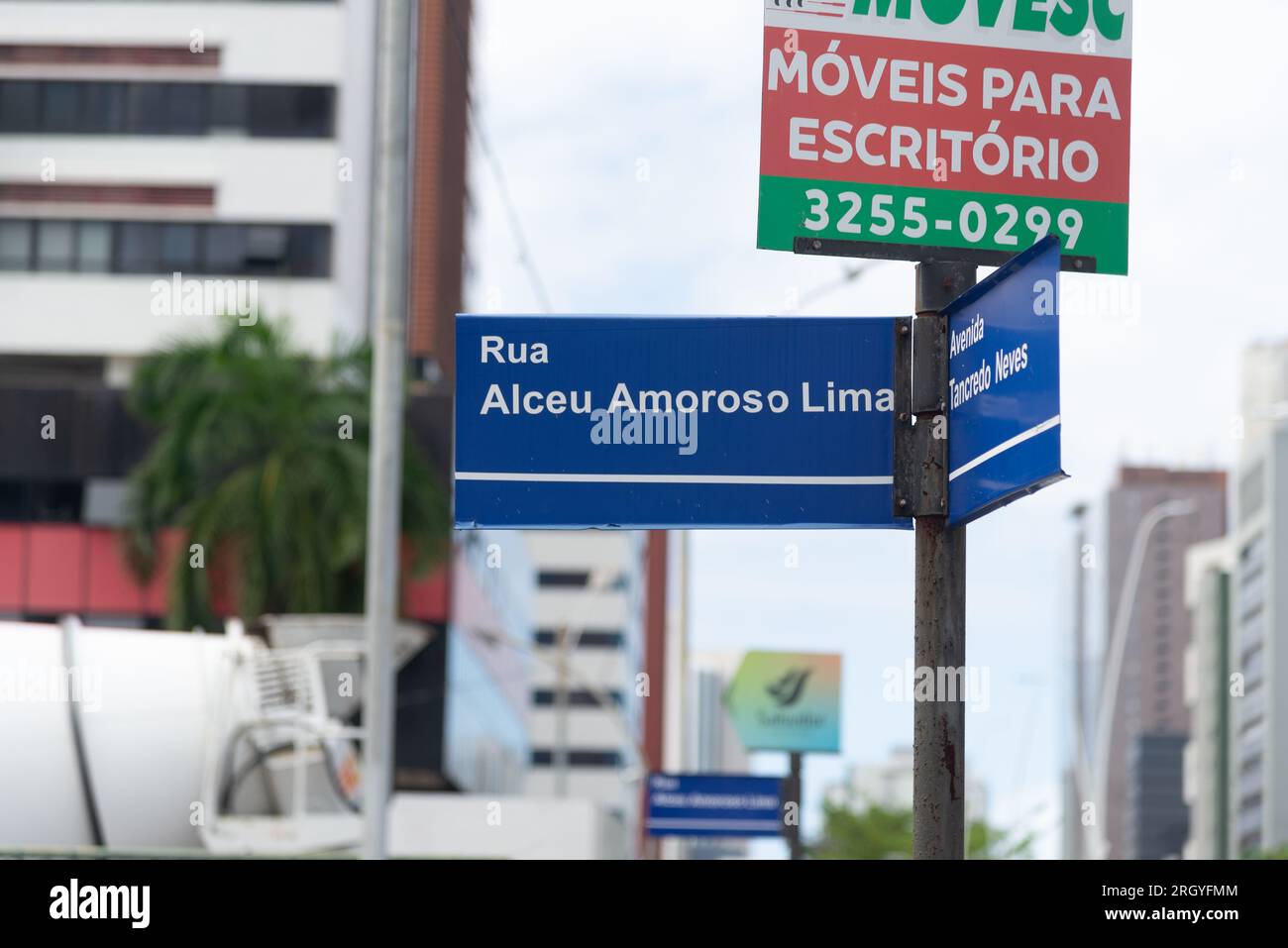 Salvador, Bahia, Brasile - 11 agosto 2023: Segnale stradale che indica Rua Alceu Amoroso Lima e Avenida Tancredo Neves. Città di Salvador, Bahia. Foto Stock