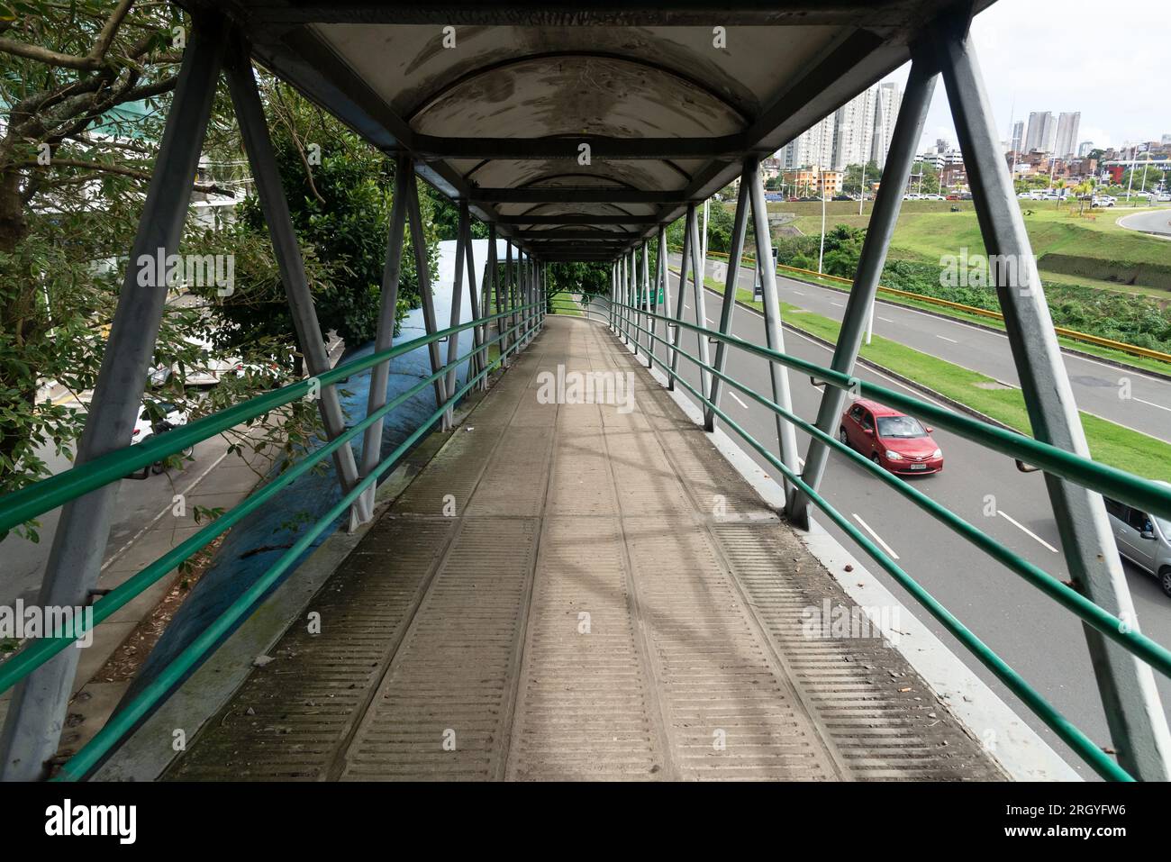 Salvador, Bahia, Brasile - 11 agosto 2023: Passerella pedonale su Avenida Tancredo Neves nella città di Salvador, Bahia. Foto Stock