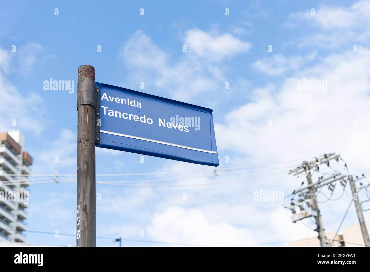 Salvador, Bahia, Brasile - 11 agosto 2023: Segnale stradale che indica il nome di Avenida Tancredo Neves nel centro della città di Salvador Bahia, Foto Stock