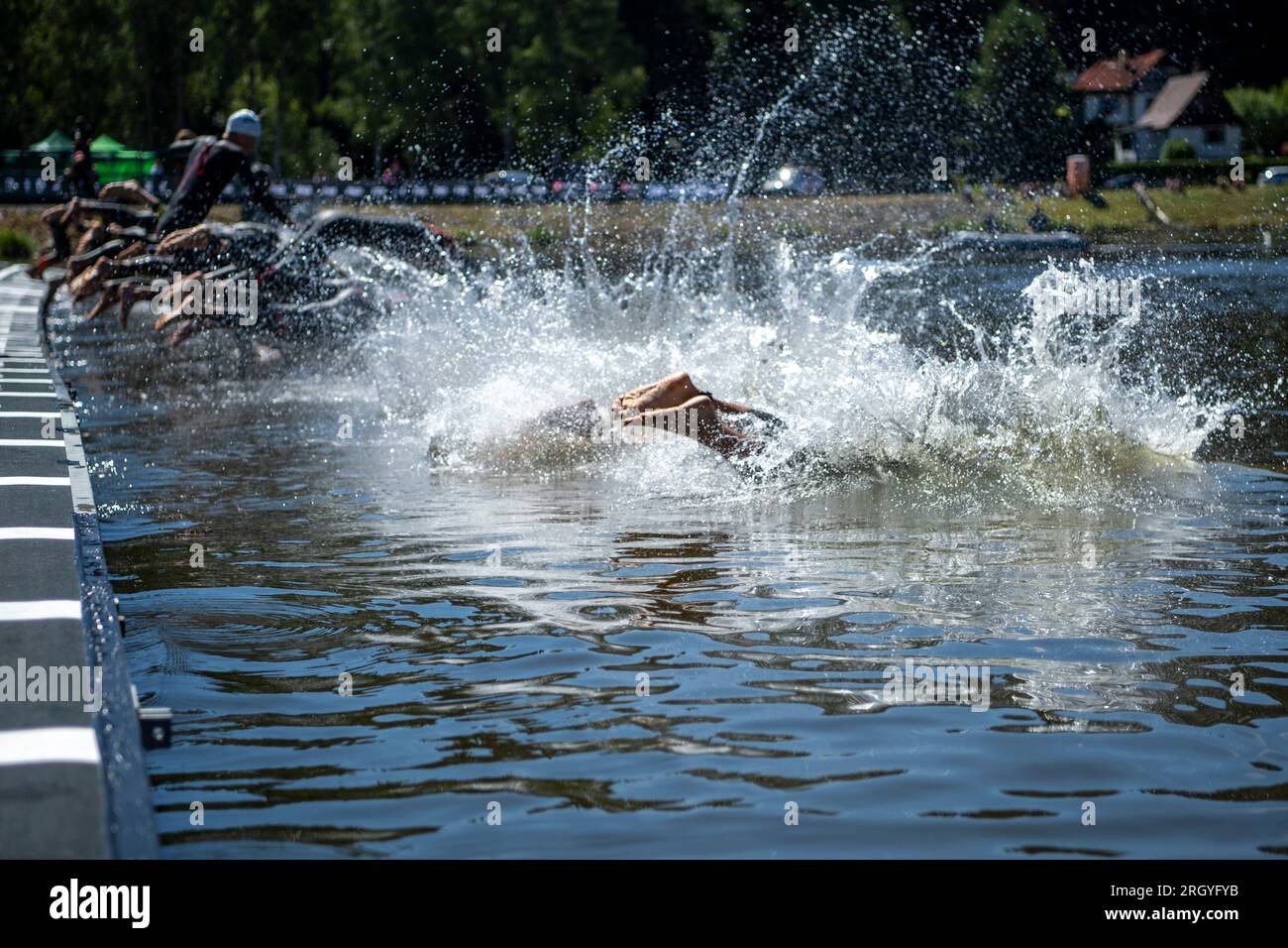 Ktis, Repubblica Ceca. 12 agosto 2023. I triatleti si sfidano durante il nuoto nella Xterra Czech 2023, la corsa di cross triathlon, parte della Xterra World Cup, European Tour, il 12 agosto 2023, a Ktis, Repubblica Ceca. Credito: Vaclav Pancer/CTK Photo/Alamy Live News Foto Stock