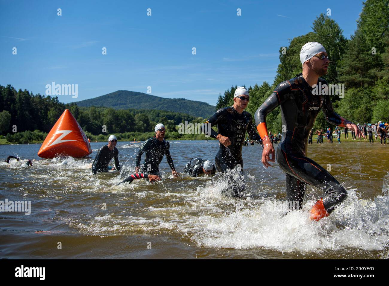 Ktis, Repubblica Ceca. 12 agosto 2023. I triatleti si sfidano durante il nuoto nella Xterra Czech 2023, la corsa di cross triathlon, parte della Xterra World Cup, European Tour, il 12 agosto 2023, a Ktis, Repubblica Ceca. Credito: Vaclav Pancer/CTK Photo/Alamy Live News Foto Stock