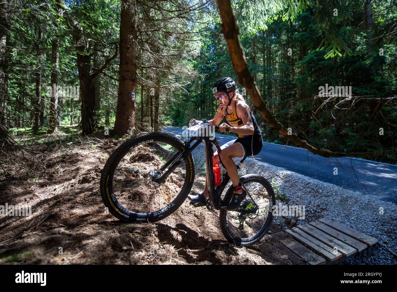 Prachatice, Repubblica Ceca. 12 agosto 2023. La triatleta italiana Sandra Mairhofer gareggia nella Xterra Czech 2023, gara di cross triathlon, parte della Xterra World Cup, European Tour, il 12 agosto 2023, a Prachatice, Repubblica Ceca. Credito: Vaclav Pancer/CTK Photo/Alamy Live News Foto Stock