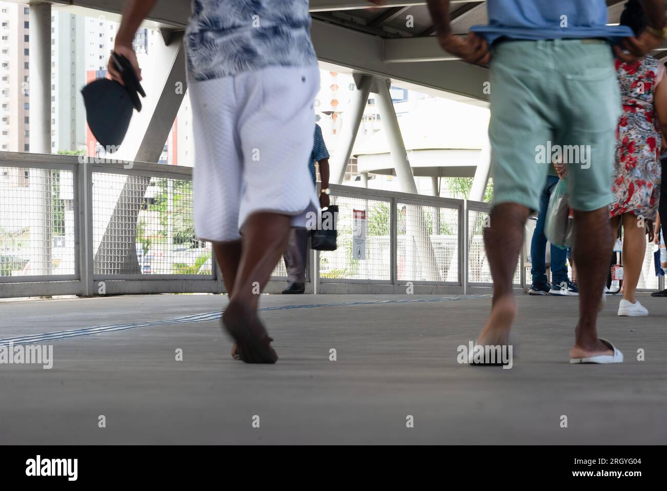Salvador, Bahia, Brasile - 11 agosto 2023: Si vedono persone che attraversano la passerella pedonale che dà accesso alla metropolitana nella città di Salvador in B. Foto Stock