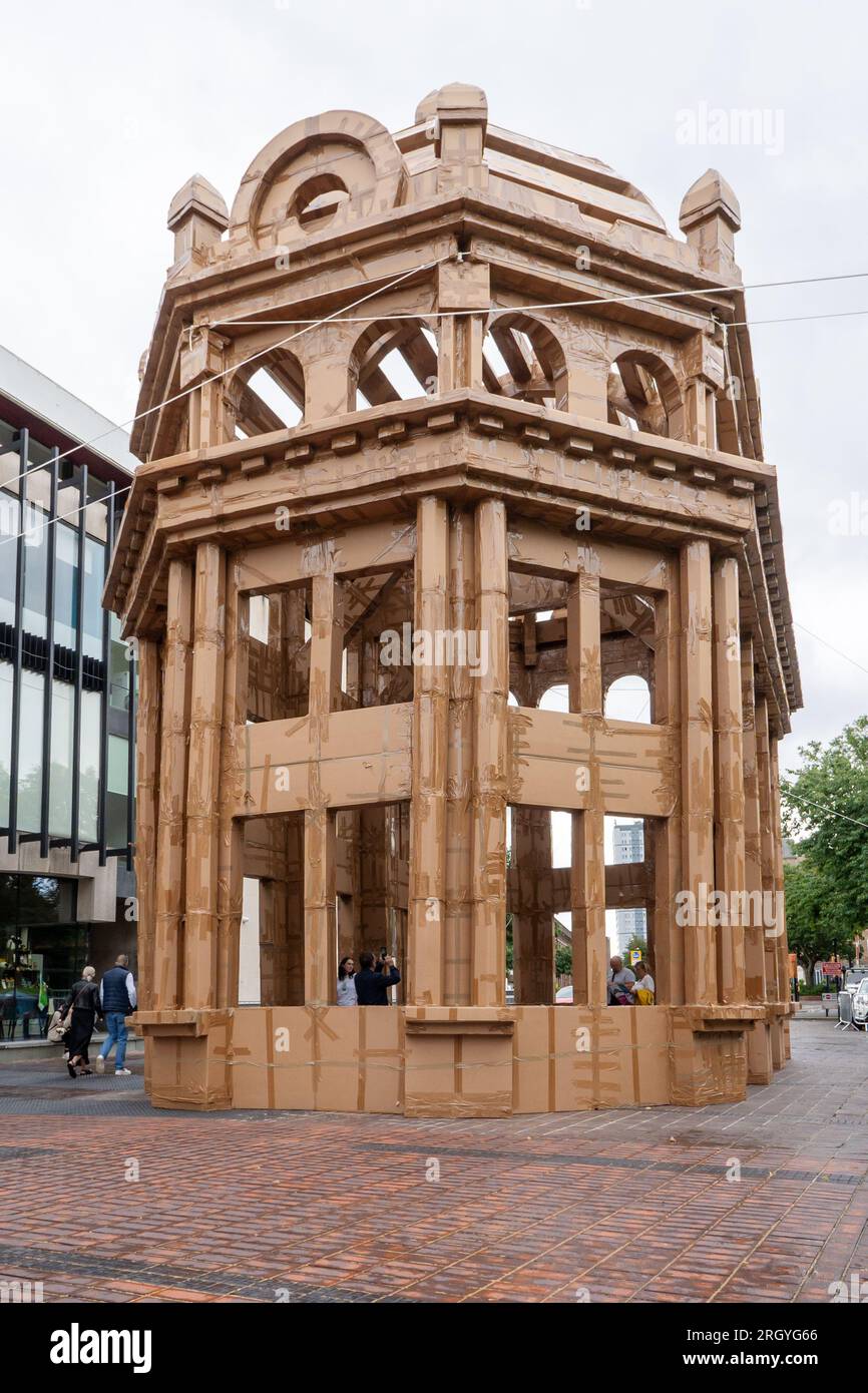 Newcastle upon Tyne, Regno Unito. 12 agosto 2023. Una struttura in cartone alta 45 piedi (14 metri) costruita dall'artista visivo Olivier Grossetête e dai volontari, appare in città come parte del Novum Summer Festival. L'edificio è stato eretto a mano e sarà demolito domenica come evento di chiusura. Crediti: Hazel Plater/Alamy Live News Foto Stock