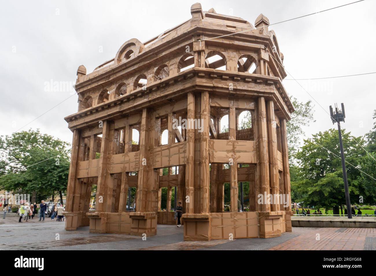 Newcastle upon Tyne, Regno Unito. 12 agosto 2023. Una struttura in cartone alta 45 piedi (14 metri) costruita dall'artista visivo Olivier Grossetête e dai volontari, appare in città come parte del Novum Summer Festival. L'edificio è stato eretto a mano e sarà demolito domenica come evento di chiusura. Crediti: Hazel Plater/Alamy Live News Foto Stock