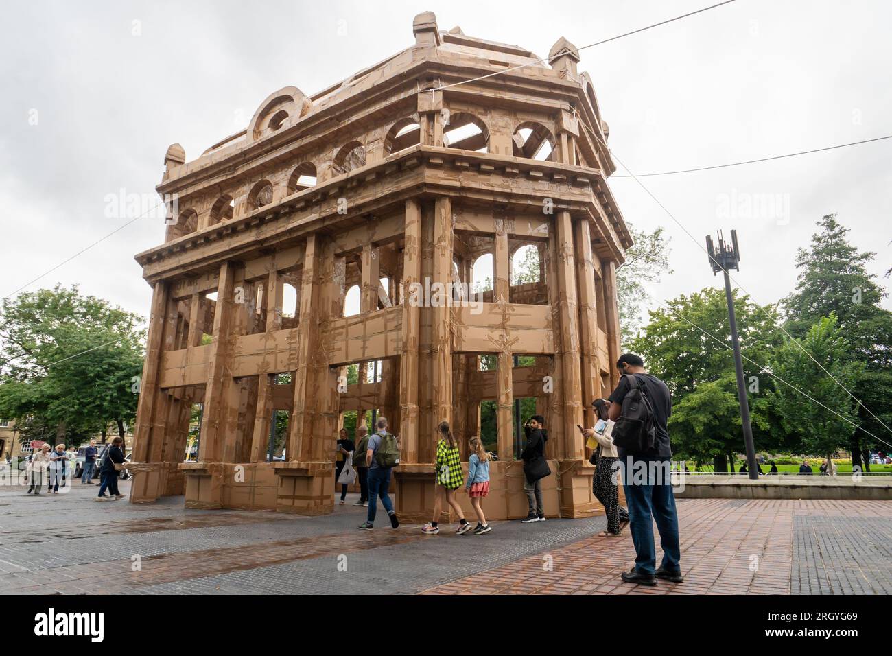 Newcastle upon Tyne, Regno Unito. 12 agosto 2023. Una struttura in cartone alta 45 piedi (14 metri) costruita dall'artista visivo Olivier Grossetête e dai volontari, appare in città come parte del Novum Summer Festival. L'edificio è stato eretto a mano e sarà demolito domenica come evento di chiusura. Crediti: Hazel Plater/Alamy Live News Foto Stock