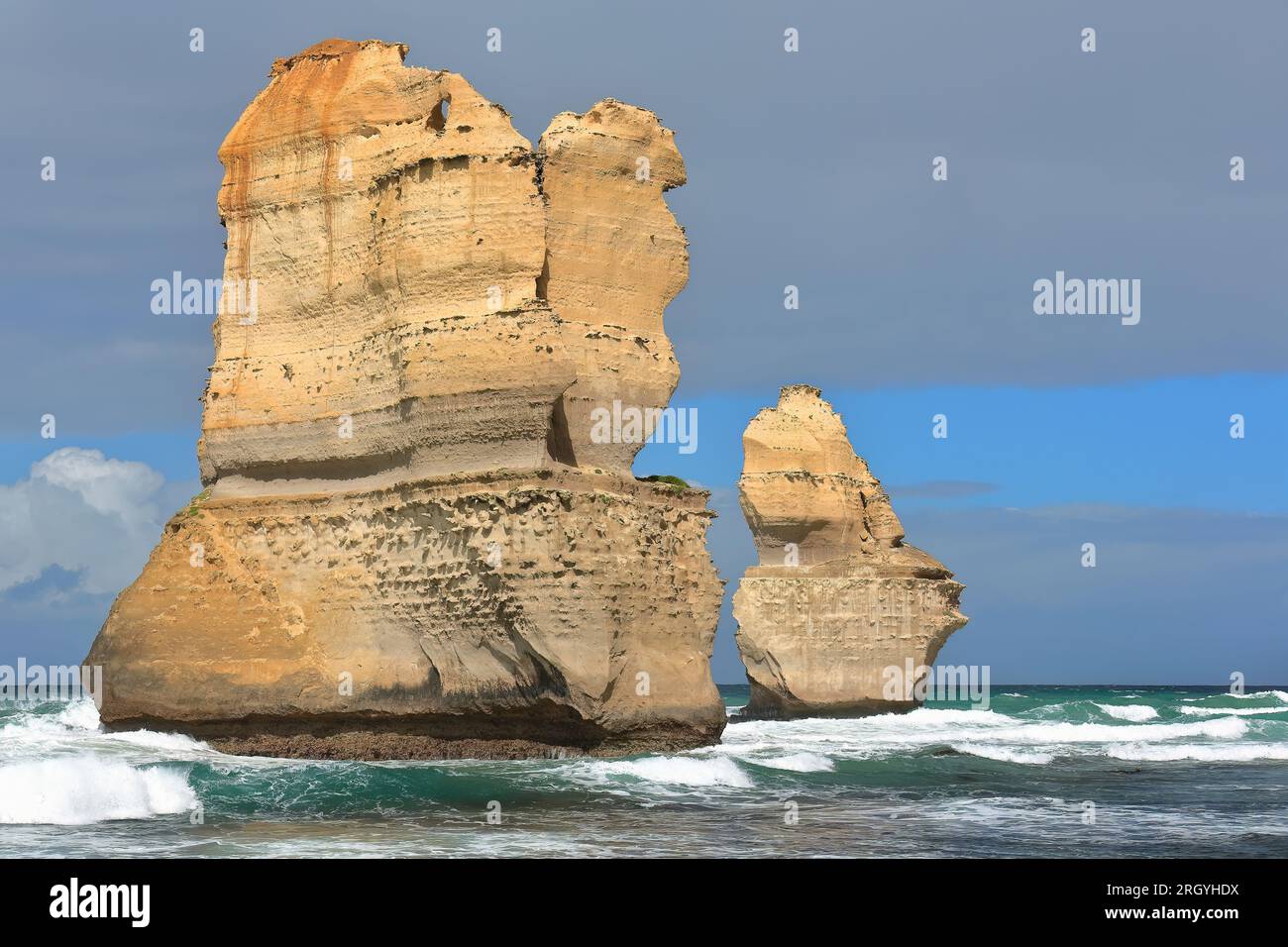 828 Gog -Large- e Magog -Small- pile di mare ad est della formazione dei dodici Apostoli. Port Campbell NP-Australia. Foto Stock