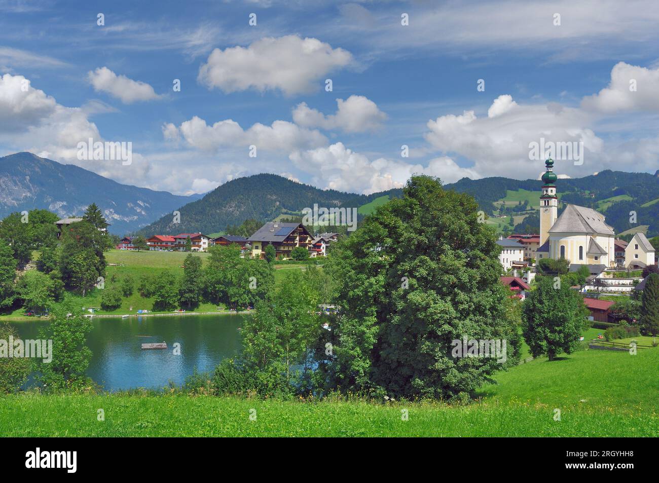 Popolare villaggio idilliaco di Reith im Alpbachtal, Tirol, Austria Foto Stock