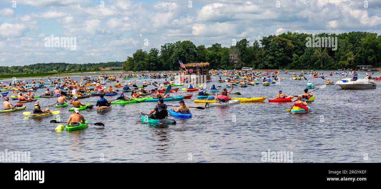 L'annuale Paddle Pub Crawl sul lago Wausau, Wisconsin, si svolge l'ultimo sabato di luglio Foto Stock