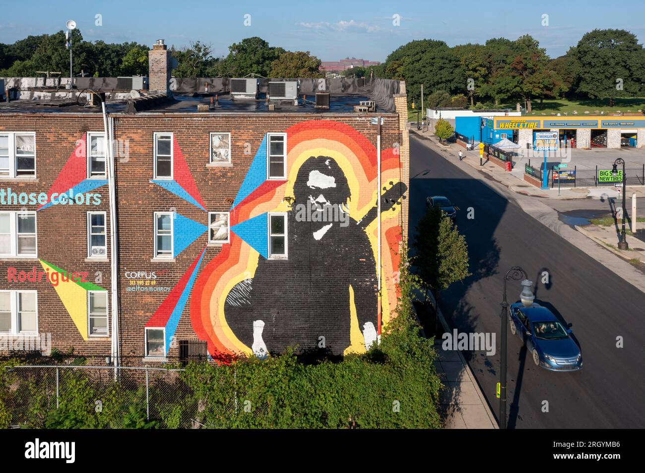 Detroit, Michigan, USA. 12 agosto 2023. Un dipinto su un edificio nel sud-ovest di Detroit onora il cantante Sixto Rodriguez, morto l'8 agosto 2023. Rodriguez era poco conosciuto negli Stati Uniti, ma (a lui sconosciuto) divenne una grande star in Sudafrica durante la lotta anti-apartheid. Rodriguez divenne ben noto negli Stati Uniti dopo l'uscita del documentario del 2012, 'Searching for Sugar Man'. Il murale è stato dipinto dall'artista messicano-americano Elton Monroy nel 2020. Crediti: Jim West/Alamy Live News Foto Stock