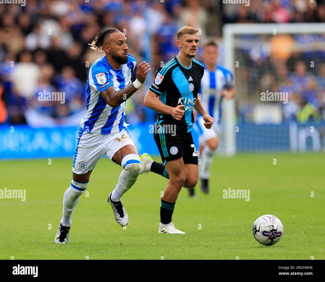 Sorba Thomas #14 di Huddersfield Town corre con la palla durante la partita del campionato Sky Bet Huddersfield Town vs Leicester City al John Smith's Stadium, Huddersfield, Regno Unito, 12 agosto 2023 (foto di Conor Molloy/News Images) Foto Stock