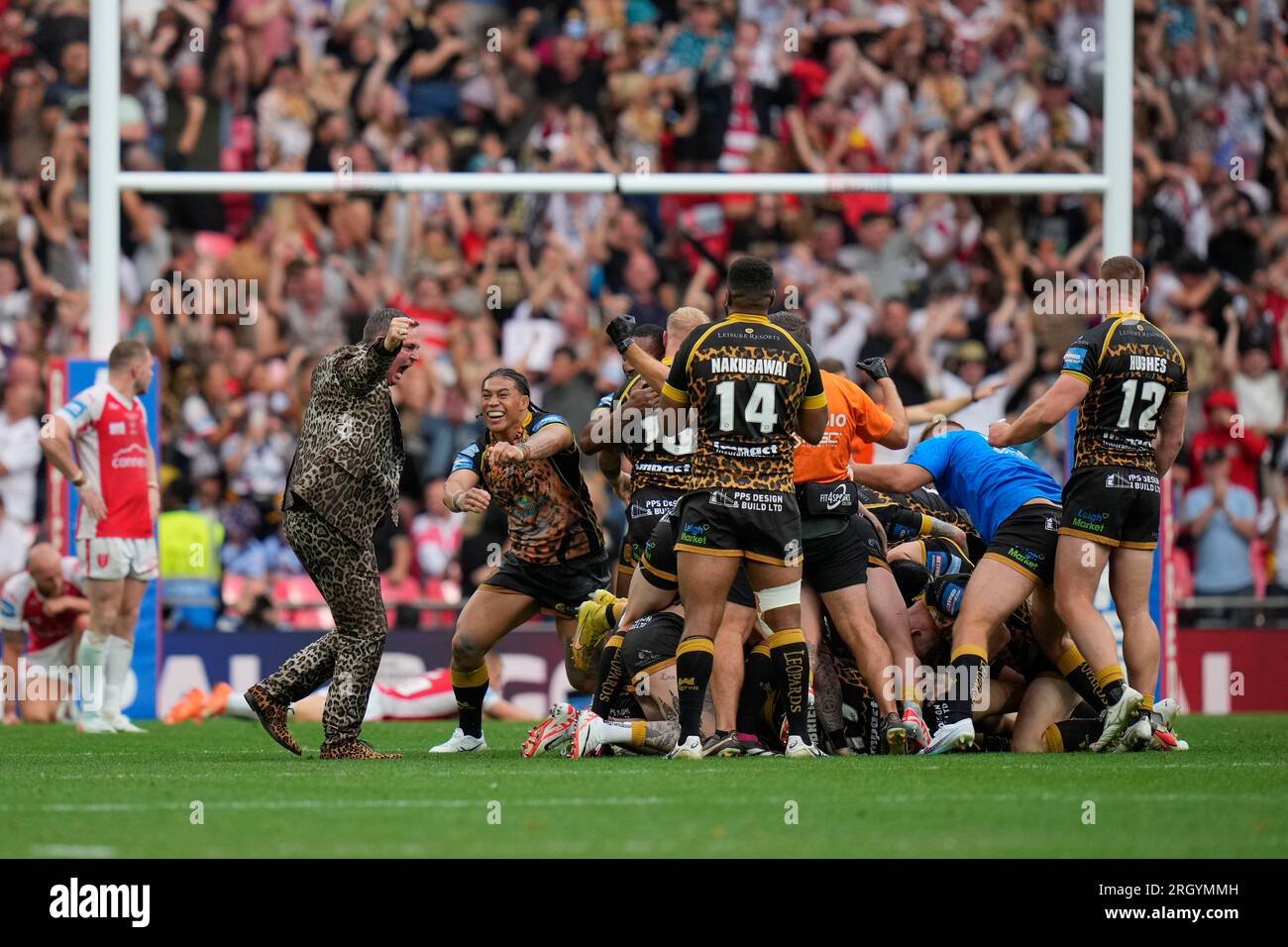 Il proprietario di Leigh Leopards Derek Beaumont festeggia dopo il 7° punteggio di Lachlan Lam il punto d'oro per vincere la Challenge Cup durante la partita di Betfred Challenge Cup Hull KR vs Leigh Leopards al Wembley Stadium, Londra, Regno Unito, 12 agosto 2023 (foto di Steve Flynn/News Images) Foto Stock