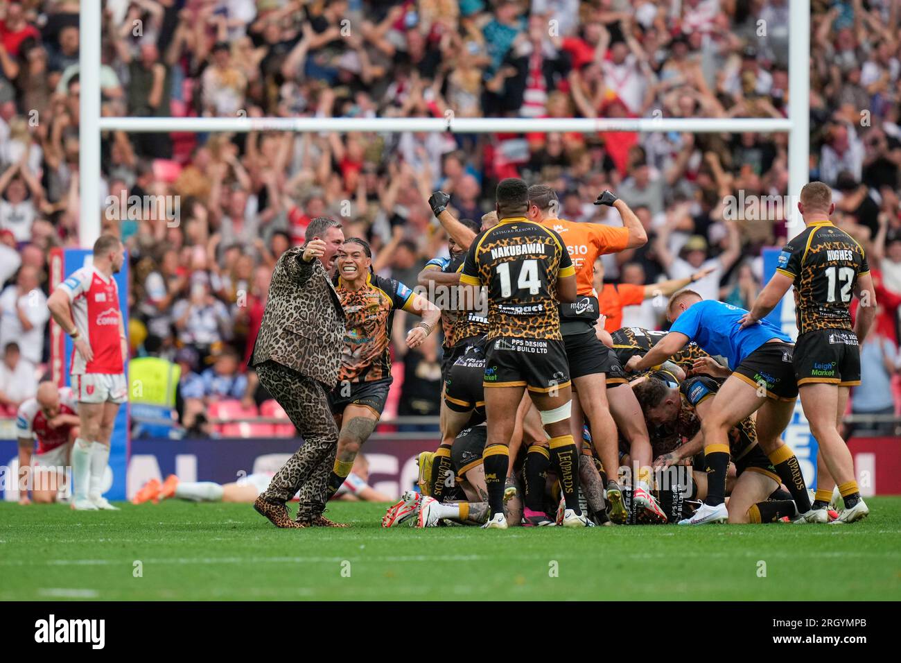 Il proprietario di Leigh Leopards Derek Beaumont festeggia dopo il 7° punteggio di Lachlan Lam il punto d'oro per vincere la Challenge Cup durante la partita di Betfred Challenge Cup Hull KR vs Leigh Leopards al Wembley Stadium, Londra, Regno Unito, 12 agosto 2023 (foto di Steve Flynn/News Images) Foto Stock