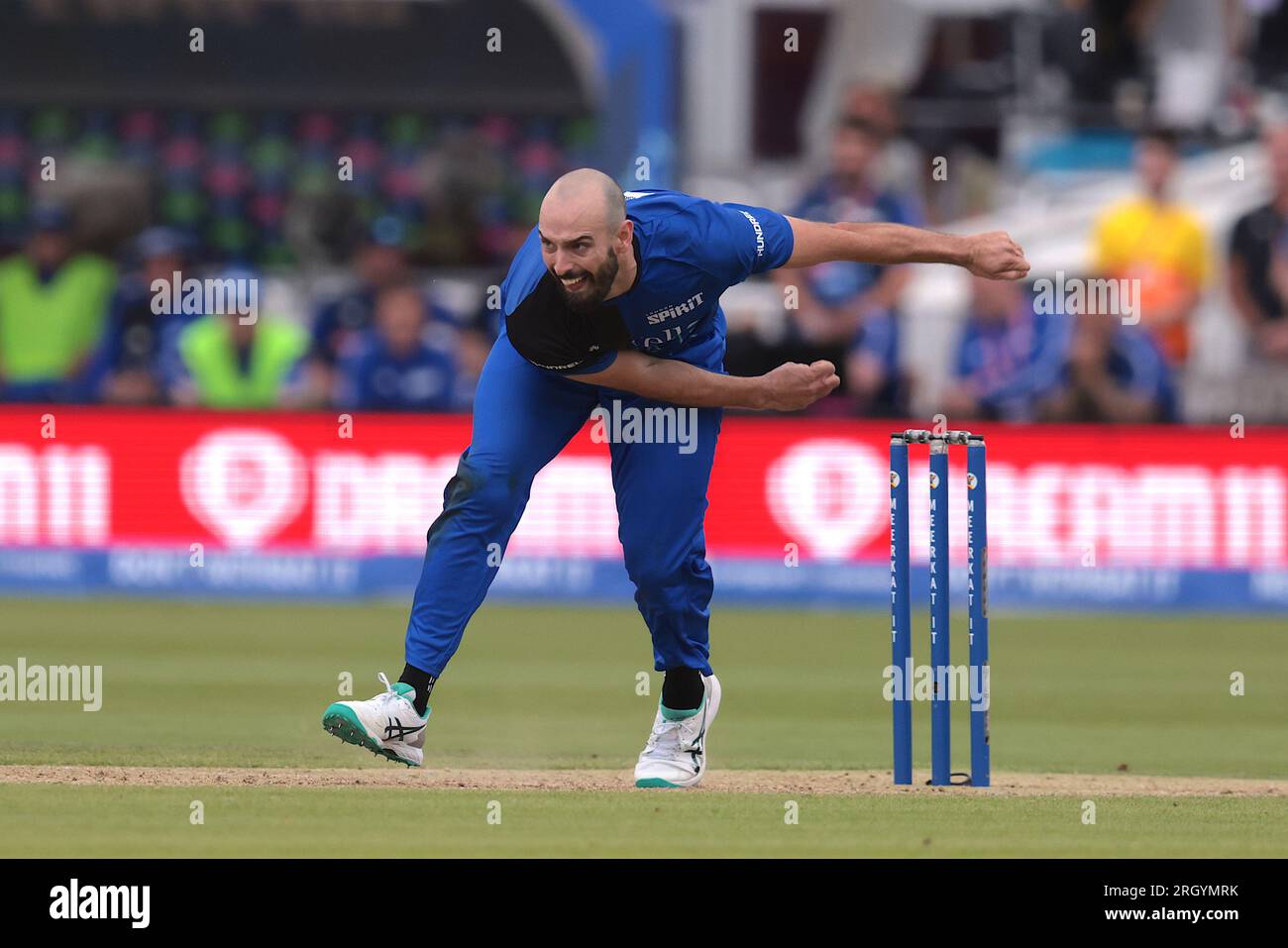 Londra, Regno Unito. 12 agosto 2023. London Spirit's Daryl Mitchell bowling mentre i London Spirit affrontano i Trent Rockets nella competizione dei cento uomini al Lords. Credito: David Rowe/Alamy Live News Foto Stock