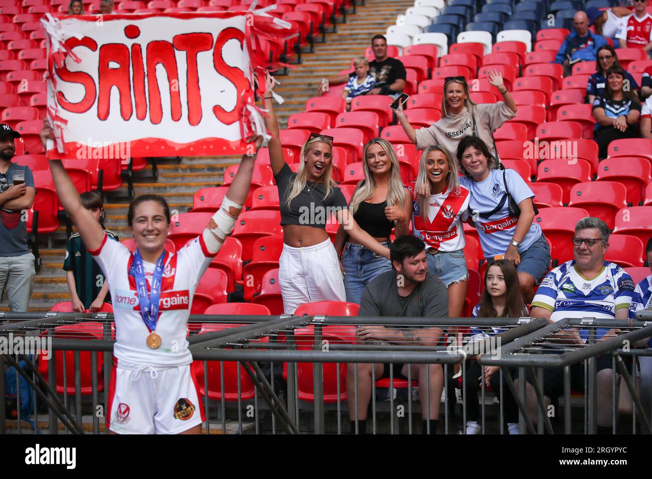 Londra, Regno Unito. 12 agosto 2023. Il Try Scorer Phoebe Hook festeggia a tempo pieno con i tifosi di St Helens durante la partita finale della Betfred Womens Challenge Cup tra St Helens e Leeds Rhinos al Wembley Stadium di Londra, il 12 agosto 2023. Foto di Ken Sparks. Solo per uso editoriale, licenza necessaria per uso commerciale. Nessun utilizzo in scommesse, giochi o pubblicazioni di un singolo club/campionato/giocatore. Credito: UK Sports Pics Ltd/Alamy Live News Foto Stock