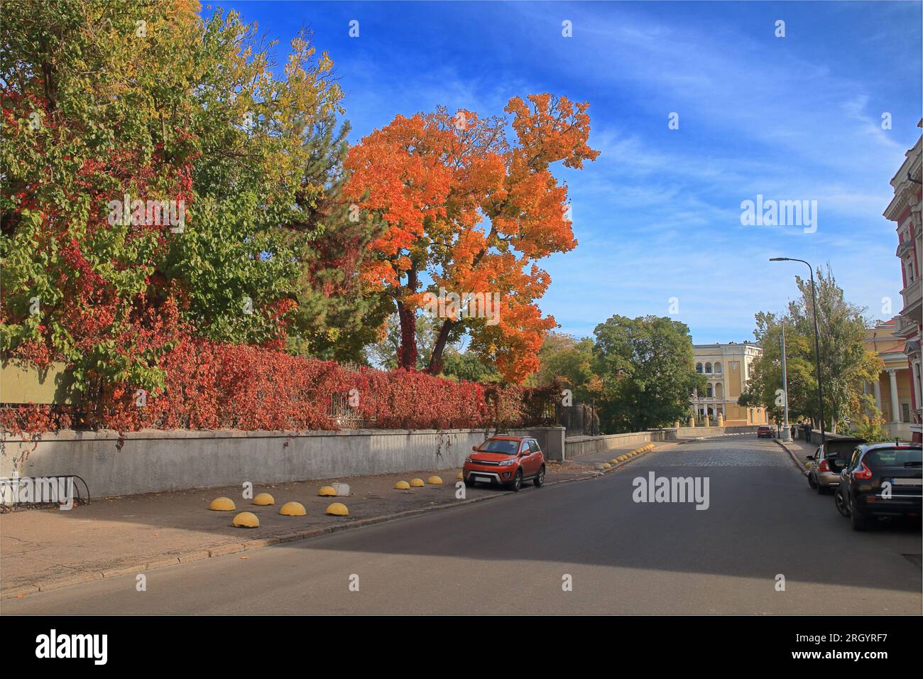 La foto è stata scattata nella parte centrale della città di Odessa. La foto mostra un paesaggio urbano autunnale. Foto Stock