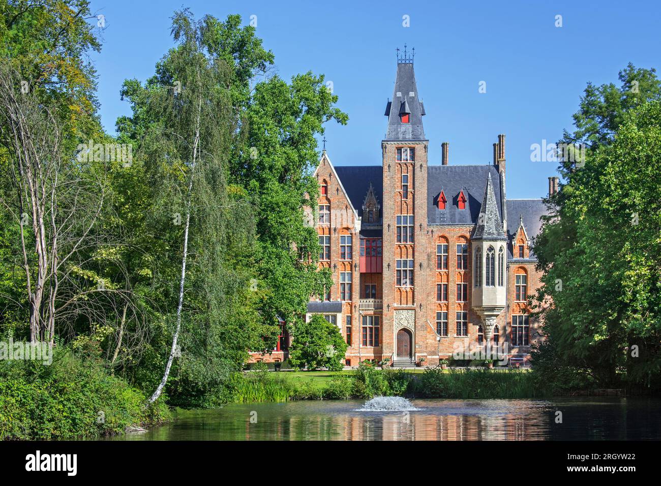 Castello di Loppem / Kasteel van Loppem in estate, rievocazione gotica del XIX secolo / residenza neogotica a Zedelgem vicino a Bruges nelle Fiandre occidentali, Belgio Foto Stock