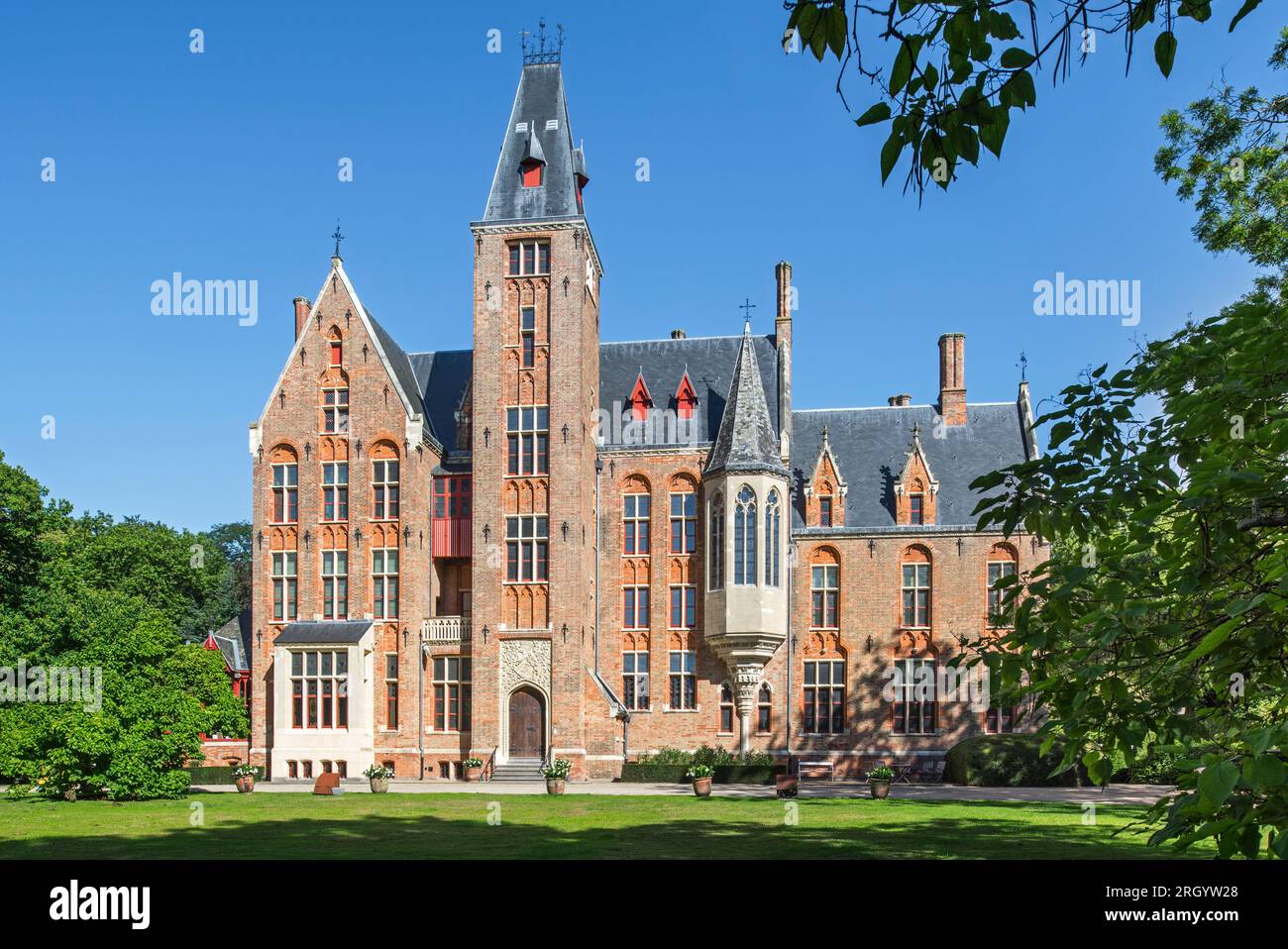 Castello di Loppem / Kasteel van Loppem in estate, rievocazione gotica del XIX secolo / residenza neogotica a Zedelgem vicino a Bruges nelle Fiandre occidentali, Belgio Foto Stock