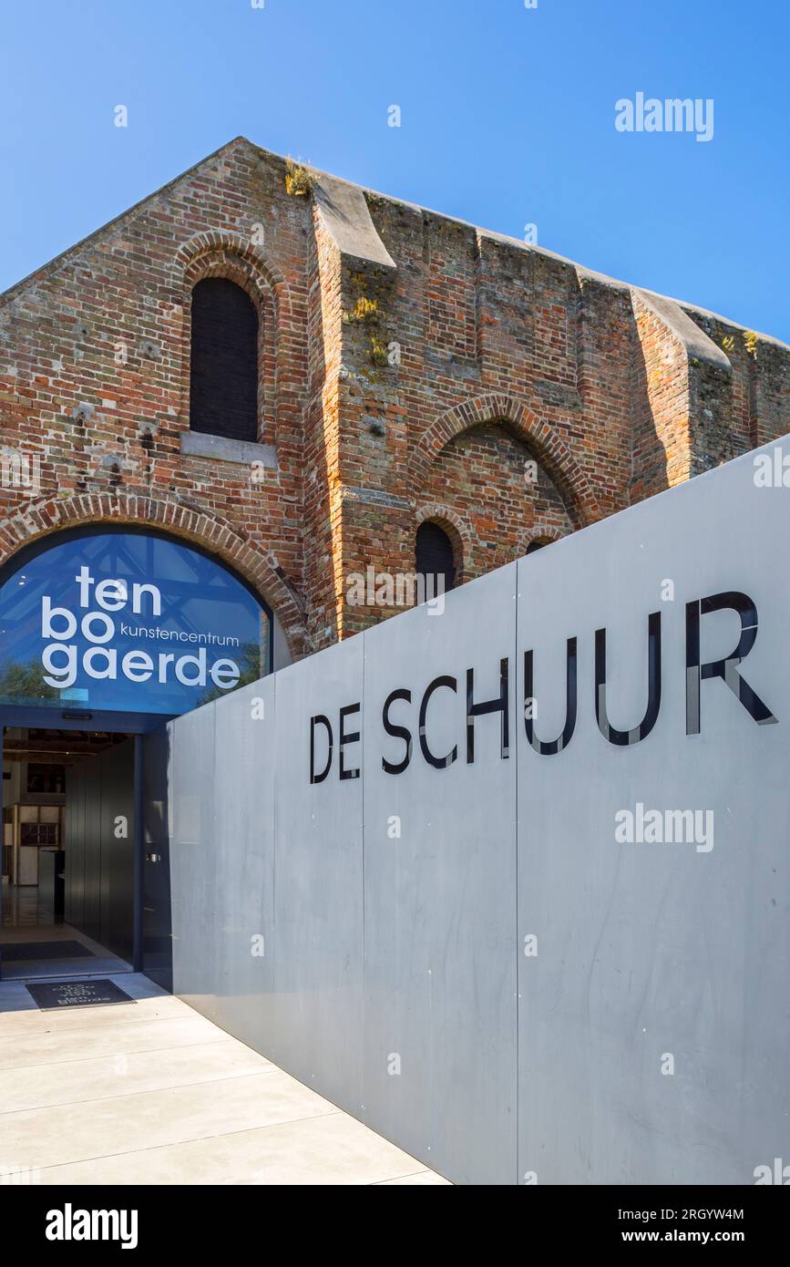 grange monastico del XIII secolo / granaio abbaziale Ten Bogaerde, ora museo d'arte moderna e centro d'arte De Schuur a Koksijde / Coxyde, Fiandre occidentali, Belgio Foto Stock