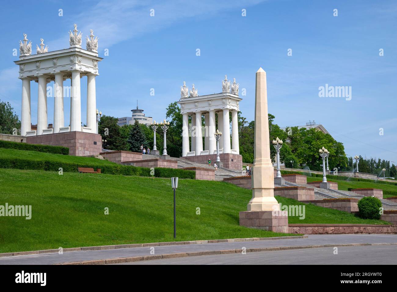 VOLGOGRAD, RUSSIA - 15 GIUGNO 2023: Vista sulla terrazza superiore dell'argine del fiume Volga. Volgograd, Russia Foto Stock