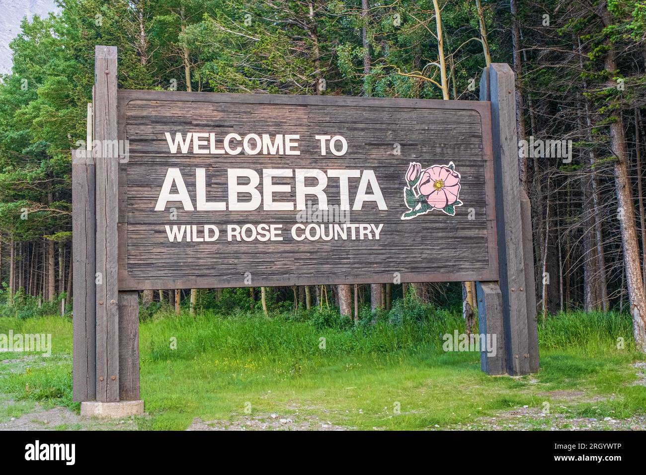 Cartello di benvenuto sull'autostrada appena entri nella provincia di Alberta. Foto Stock