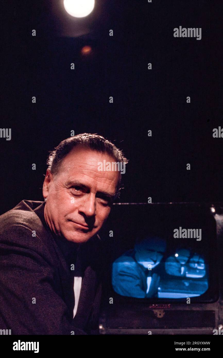 Marshall McLuhan - con set televisivo - è stato un filosofo canadese il cui lavoro è tra le pietre miliari dello studio della teoria dei media. Ha studiato presso l'Università di Manitoba e l'Università di Cambridge. Iniziò la sua carriera di insegnante di inglese in diverse università negli Stati Uniti e in Canada prima di trasferirsi all'Università di Toronto nel 1946, dove rimase per il resto della sua vita. McLuhan ha coniato l'espressione "il mezzo è il messaggio" nel primo capitolo della sua comprensione dei media. Fotografia di Bernard Gotfryd Foto Stock