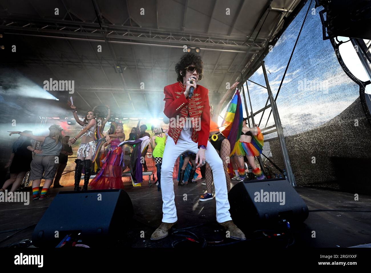 Praga, Repubblica Ceca. 12 agosto 2023. La cantante americana LP (Laura Pergolizzi) si esibisce durante il festival LGBT Prague Pride, il 12 agosto 2023, nella pianura di Letna a Praga, Repubblica Ceca. Crediti: Katerina Sulova/CTK Photo/Alamy Live News Foto Stock