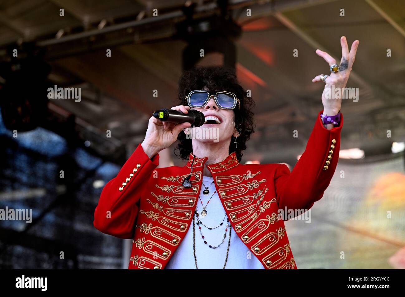 Praga, Repubblica Ceca. 12 agosto 2023. La cantante americana LP (Laura Pergolizzi) si esibisce durante il festival LGBT Prague Pride, il 12 agosto 2023, nella pianura di Letna a Praga, Repubblica Ceca. Crediti: Katerina Sulova/CTK Photo/Alamy Live News Foto Stock