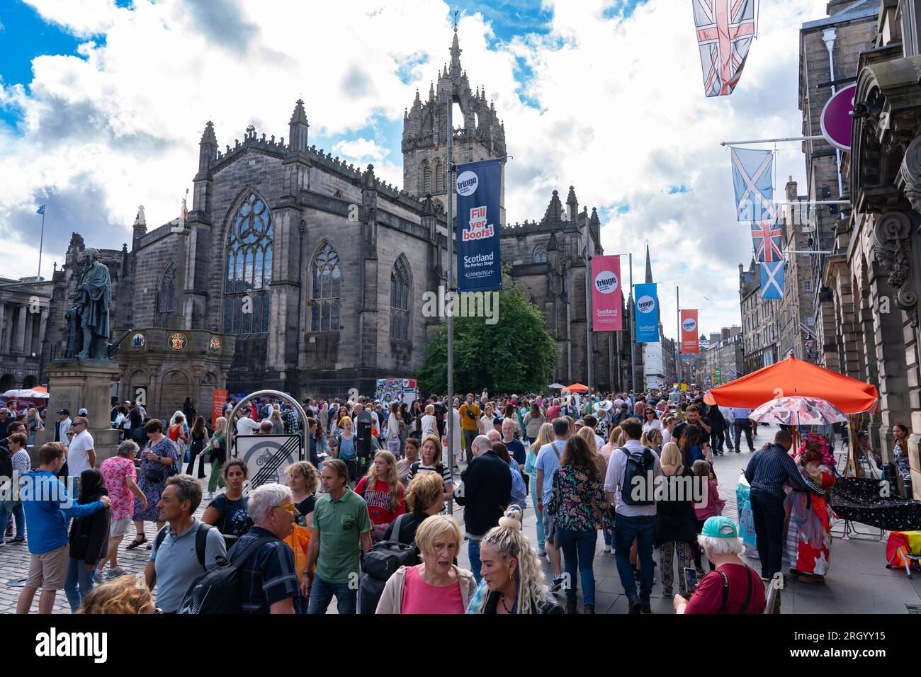 Edimburgo, Scozia, Regno Unito. 12 agosto 2023. Le temperature calde e il sole hanno visto migliaia di visitatori nel centro di Edimburgo durante i festival internazionali e Fringe. Il Royal Mile era estremamente affollato dato che il pubblico veniva a guardare gli artisti di strada. PIC; le strade erano piene di turisti e gente del posto, come Here on the Royal Mile. Iain Masterton/Alamy Live News Foto Stock