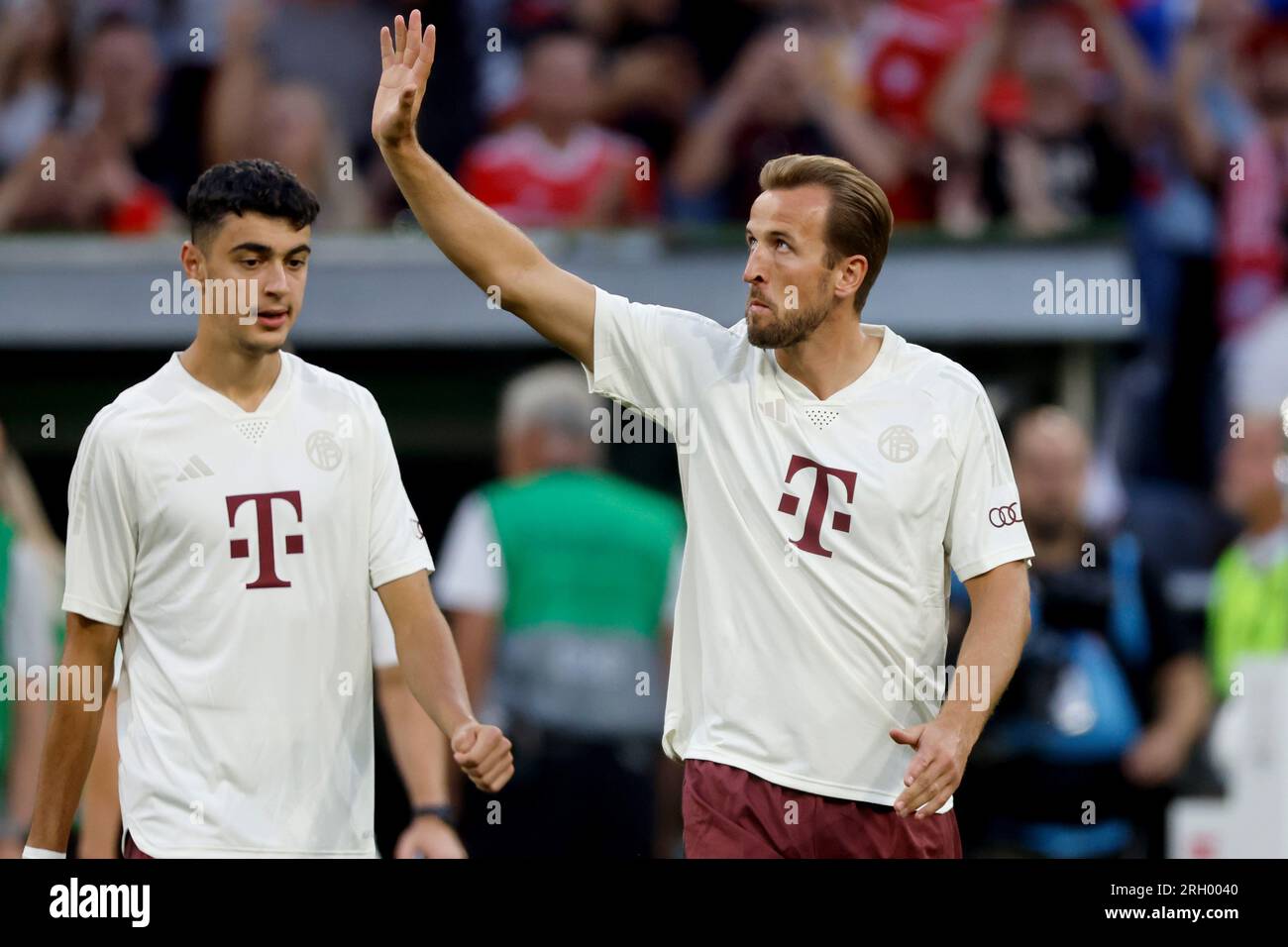 Harry Kane del Bayern Monaco si scalda prima della finale DFL-Supercup all'Allianz Arena di Monaco. Data foto: Sabato 12 agosto 2023. Foto Stock