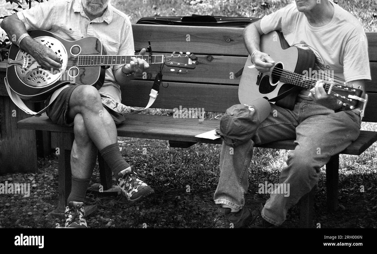 I musicisti si rilassano prima di esibirsi al Carter Fold, un locale di musica country e bluegrass a Maces Spring, nella zona rurale del sud-ovest della Virginia. Foto Stock