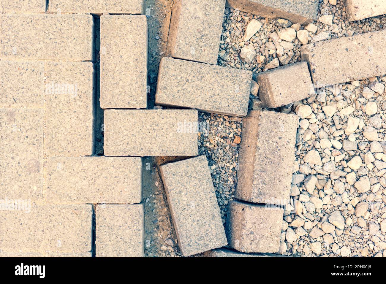 Posa di lastre di pavimentazione danneggiate sulla strada. Foto Stock