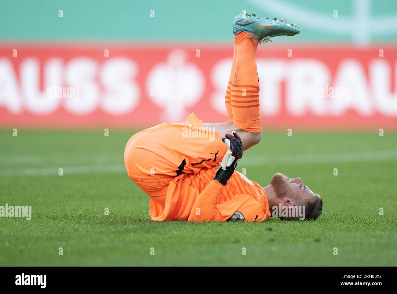 12 agosto 2023, Sassonia-Anhalt, Halle (Saale): Calcio: DFB Cup, Hallescher FC - SpVgg Greuther Fürth, 1° turno, Leuna-Chemie-Stadion. Il portiere dell'Halles Sven Müller reagisce dopo la sconfitta. Foto: Hendrik Schmidt/dpa - NOTA IMPORTANTE: Conformemente ai requisiti della DFL Deutsche Fußball Liga e del DFB Deutscher Fußball-Bund, è vietato utilizzare o far utilizzare fotografie scattate nello stadio e/o della partita sotto forma di immagini di sequenza e/o serie di foto simili a video. Foto Stock