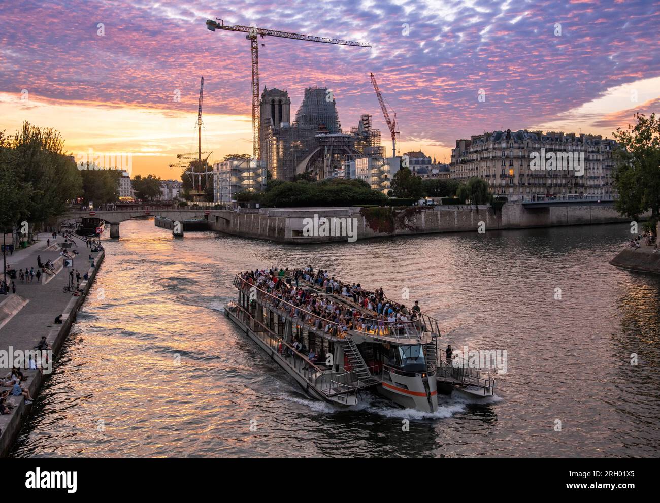 Parigi, Francia. 10 agosto 2023. Tramonto sulla cattedrale di Notre-Dame in fase di ricostruzione dopo il drammatico incendio del 15 aprile 2019. Parigi, Francia il 10 agosto 2023. Foto di Christophe Geyres/ABACAPRESS.COM credito: Abaca Press/Alamy Live News Foto Stock