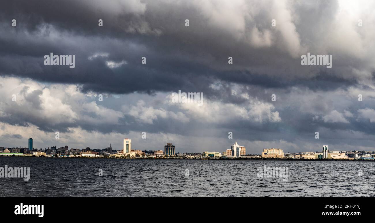 Atmosfera pre-pioggia: Vista sul lago Tunis sotto Dark Cloudy Sky Foto Stock