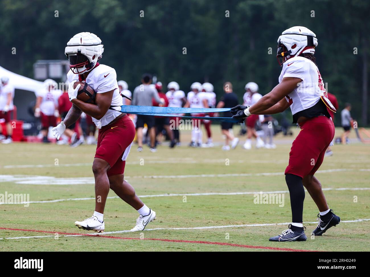 I running back dei comandanti di Washington Antonio Gibson (24) e Jonathan Williams (41) si riscaldano prima delle esercitazioni durante le esercitazioni il 4 agosto 2023 presso l'OrthoVirginia Training Center al Commanders Park di Ashburn va (Alyssa Howell/Image of Sport) Foto Stock