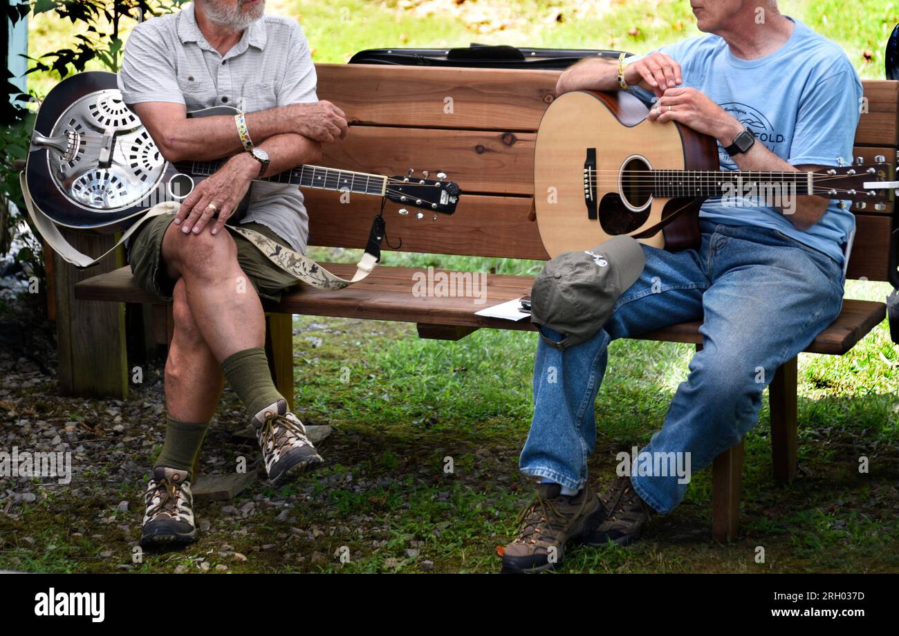 I musicisti si rilassano prima di esibirsi al Carter Fold, un locale di musica country e bluegrass a Maces Spring, nella zona rurale del sud-ovest della Virginia. Foto Stock