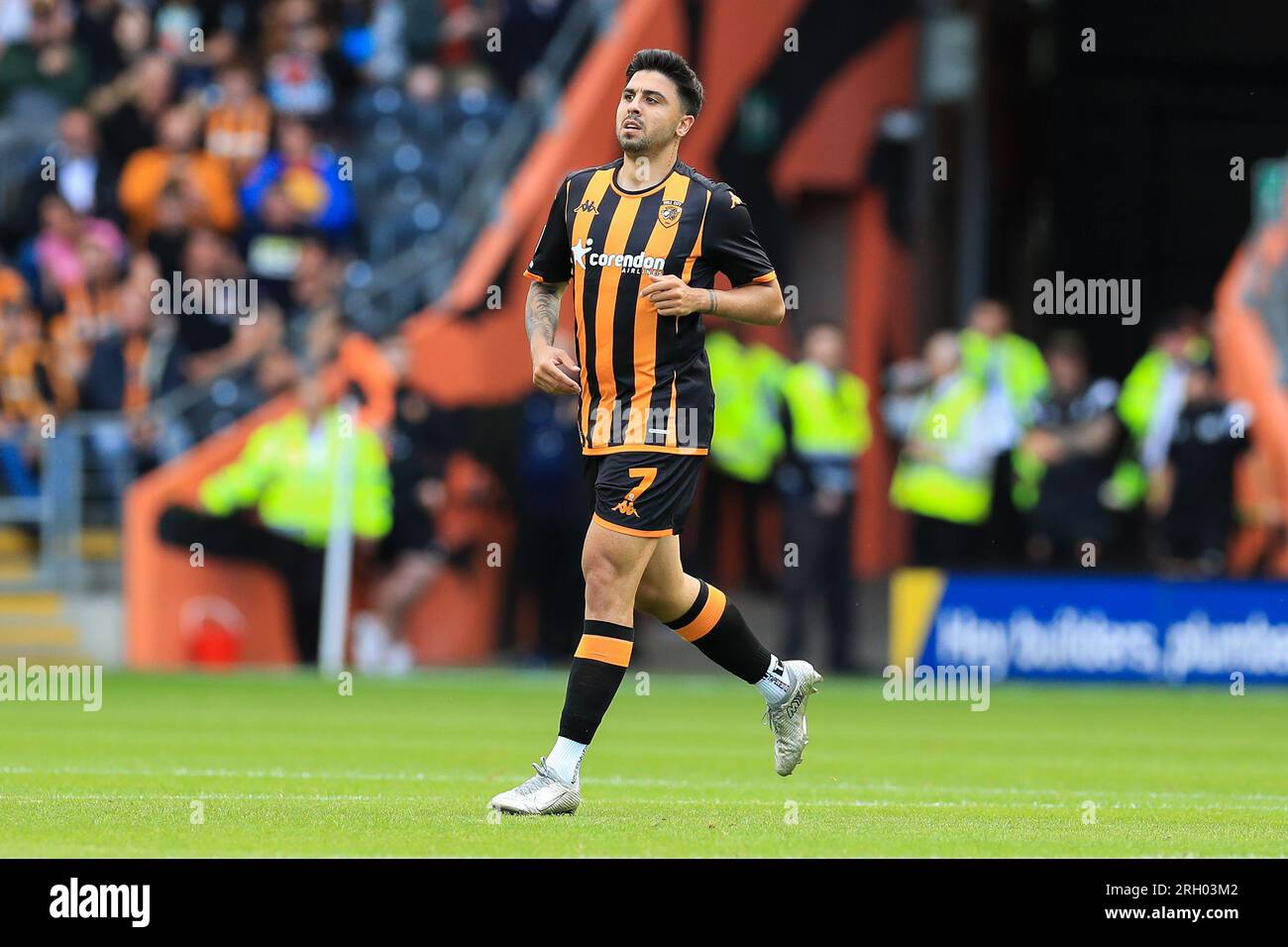 Hull, Regno Unito. 12 agosto 2023. Il centrocampista di Hull City Ozan Tufan (7) durante la partita del campionato Hull City FC vs Sheffield Wednesday FC EFL al MKM Stadium di Hull, Regno Unito il 12 agosto 2023 credito: Every Second Media/Alamy Live News Foto Stock