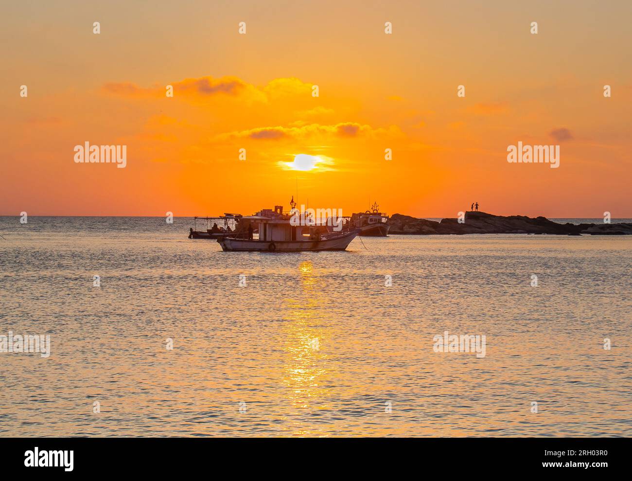 Fisher's Boat al tramonto: Tranquilla scena marittima in Tunisia Foto Stock