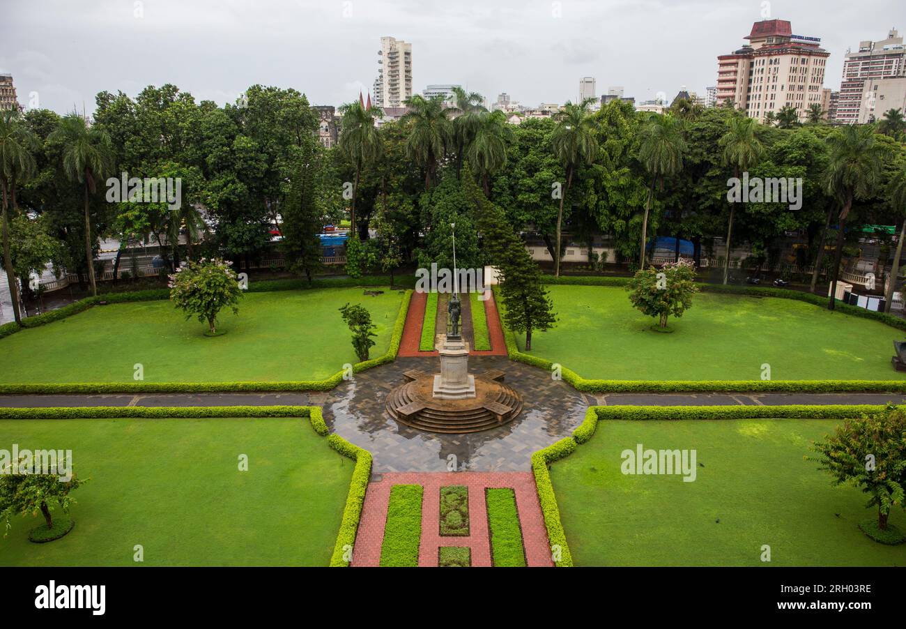 Mumbai, India 18 luglio 2017 - lussureggiante giardino in stile moghul del CSMVS Museum, precedentemente museo del principe del galles, Mumbai, India Foto Stock