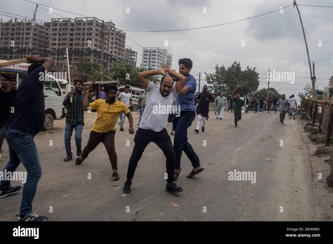 Gli attivisti della Lega Awami si scontrano con gli attivisti del BNP (Partito nazionalista del Bangladesh) durante la manifestazione. Scoppiarono scontri tra la Lega Awami e i leader e gli attivisti del BNP (Partito nazionalista del Bangladesh) quando il BNP tenne un sit-in nella capitale Gabtoli. Ci sono stati incidenti di controbattaglie e di stravolgimento tra i leader e gli attivisti dei due partiti. Secondo il programma precedentemente annunciato, il BNP avrebbe dovuto tenere un sit-in agli ingressi della capitale dalle 11:00 del 29 luglio di sabato. Tuttavia, la polizia ha assunto una posizione rigorosa poiché la polizia metropolitana di Dhaka (DMP) non ha concesso la pe Foto Stock