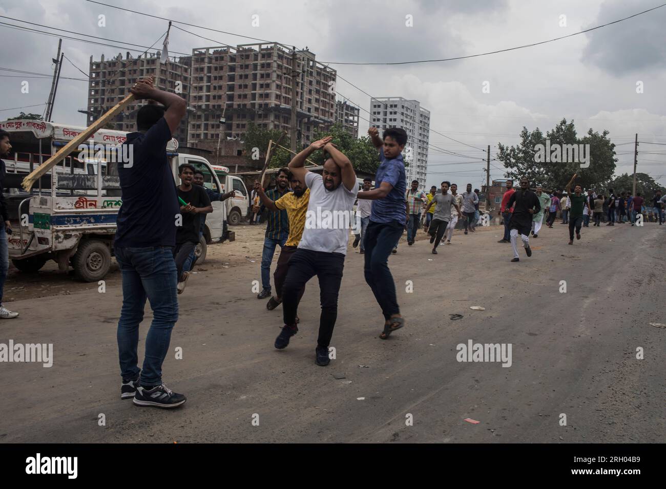 Gli attivisti della Lega Awami si scontrano con gli attivisti del BNP (Partito nazionalista del Bangladesh) durante la manifestazione. Scoppiarono scontri tra la Lega Awami e i leader e gli attivisti del BNP (Partito nazionalista del Bangladesh) quando il BNP tenne un sit-in nella capitale Gabtoli. Ci sono stati incidenti di controbattaglie e di stravolgimento tra i leader e gli attivisti dei due partiti. Secondo il programma precedentemente annunciato, il BNP avrebbe dovuto tenere un sit-in agli ingressi della capitale dalle 11:00 del 29 luglio di sabato. Tuttavia, la polizia ha assunto una posizione rigorosa poiché la polizia metropolitana di Dhaka (DMP) non ha concesso la pe Foto Stock