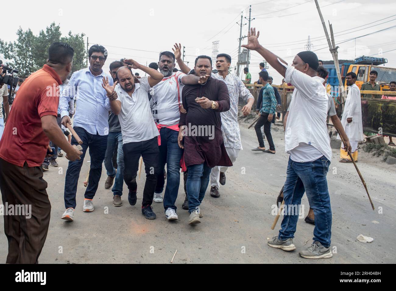 Gli attivisti della Lega Awami si scontrano con gli attivisti del BNP (Partito nazionalista del Bangladesh) durante la manifestazione. Scoppiarono scontri tra la Lega Awami e i leader e gli attivisti del BNP (Partito nazionalista del Bangladesh) quando il BNP tenne un sit-in nella capitale Gabtoli. Ci sono stati incidenti di controbattaglie e di stravolgimento tra i leader e gli attivisti dei due partiti. Secondo il programma precedentemente annunciato, il BNP avrebbe dovuto tenere un sit-in agli ingressi della capitale dalle 11:00 del 29 luglio di sabato. Tuttavia, la polizia ha assunto una posizione rigorosa poiché la polizia metropolitana di Dhaka (DMP) non ha concesso la pe Foto Stock