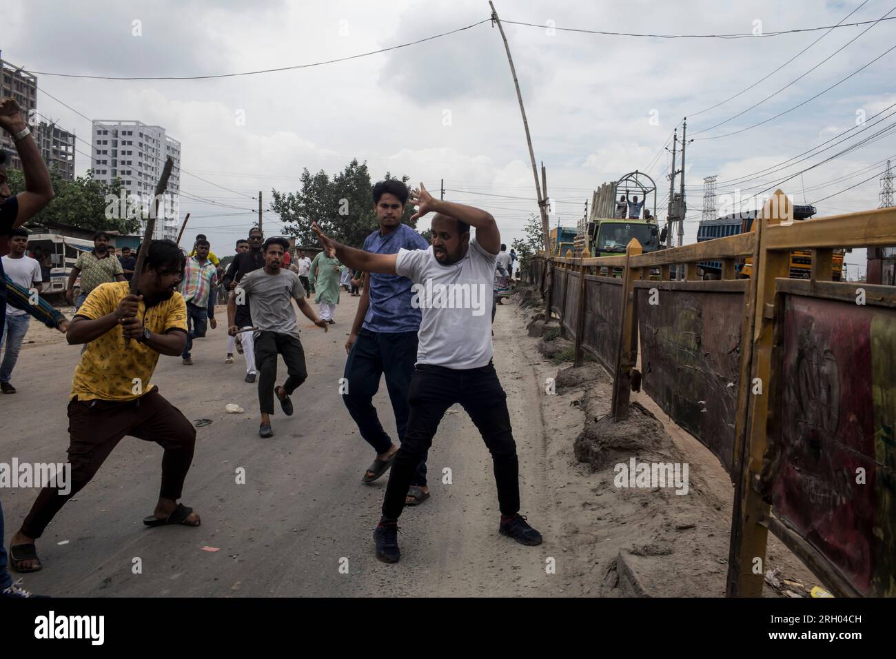 Gli attivisti della Lega Awami si scontrano con gli attivisti del BNP (Partito nazionalista del Bangladesh) durante la manifestazione. Scoppiarono scontri tra la Lega Awami e i leader e gli attivisti del BNP (Partito nazionalista del Bangladesh) quando il BNP tenne un sit-in nella capitale Gabtoli. Ci sono stati incidenti di controbattaglie e di stravolgimento tra i leader e gli attivisti dei due partiti. Secondo il programma precedentemente annunciato, il BNP avrebbe dovuto tenere un sit-in agli ingressi della capitale dalle 11:00 del 29 luglio di sabato. Tuttavia, la polizia ha assunto una posizione rigorosa poiché la polizia metropolitana di Dhaka (DMP) non ha concesso la pe Foto Stock